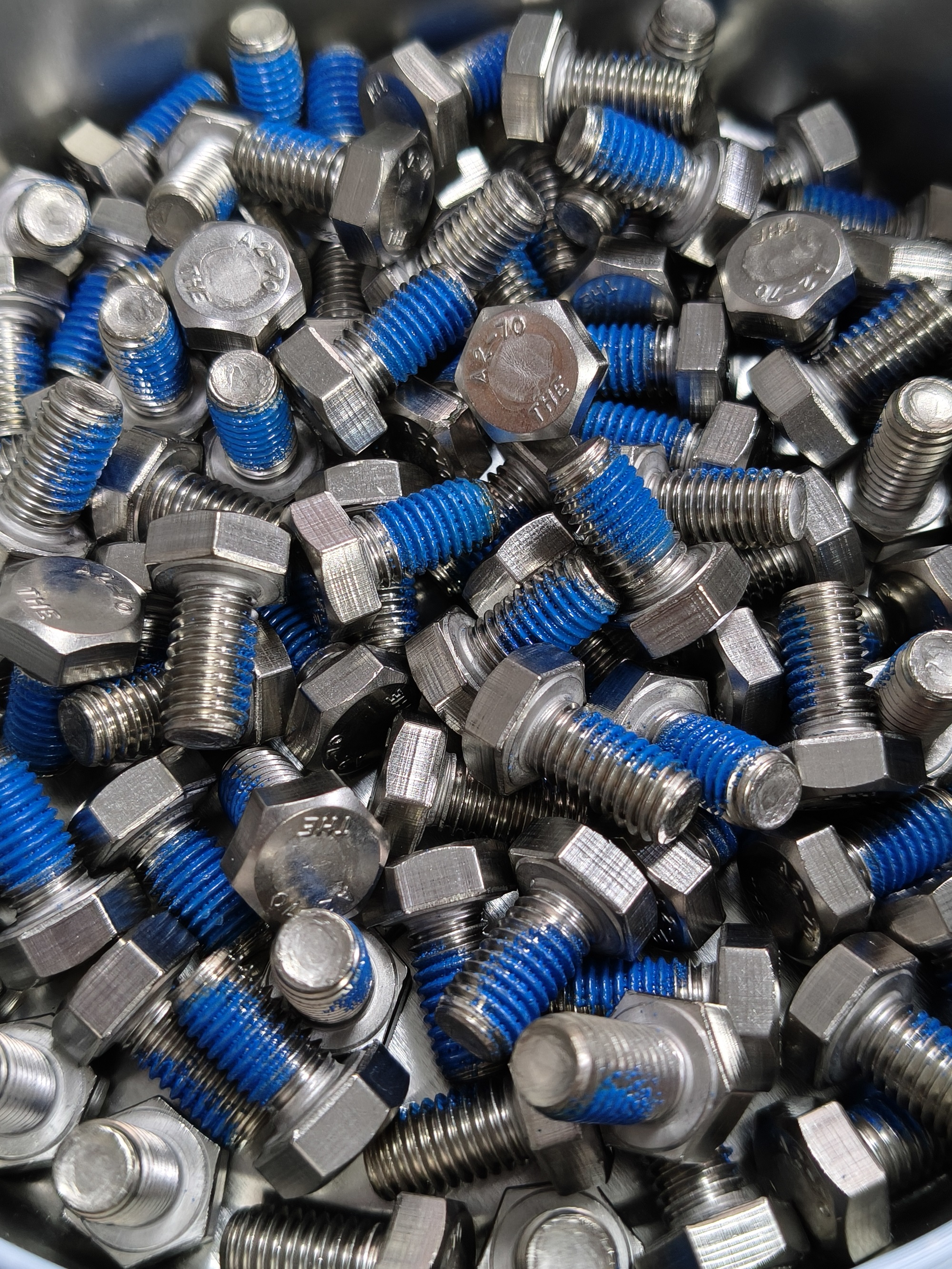 Почему клеи для фиксации резьбы делятся на химические клеи и нейлоновые клеи?